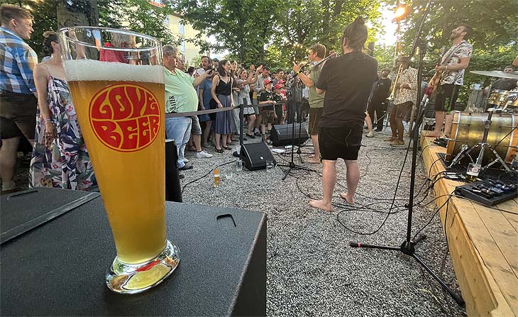 Ein Tag, drei Locations, 150 Stammtische: Zum Jubiläum lädt Schneider Weisse zur großen Stammtischtour 2022 mit LaBrassBanda (©Foto: Martin Schmitz)